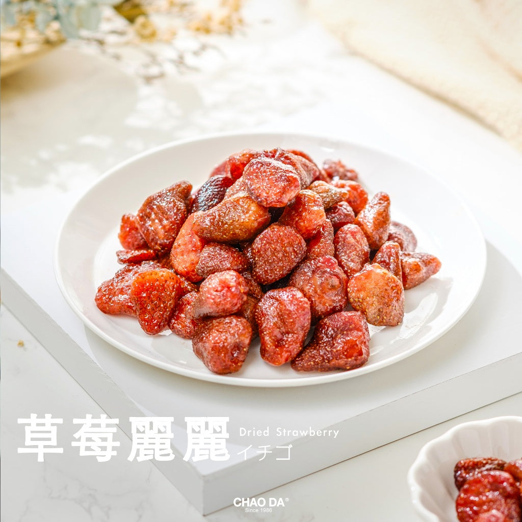 Dried strawberries on a white plate with 'Chao Da' branding.