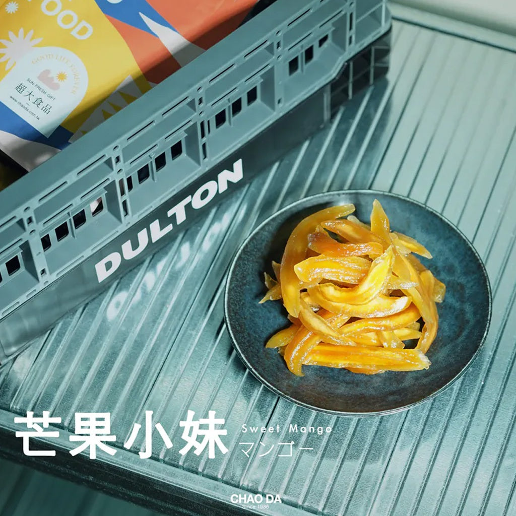 Dulton toy train set with a plate of yellow fruit slices on a textured surface
